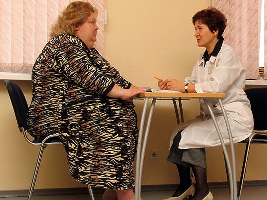 血管内科医の診察で、肥満による静脈瘤のある患者
