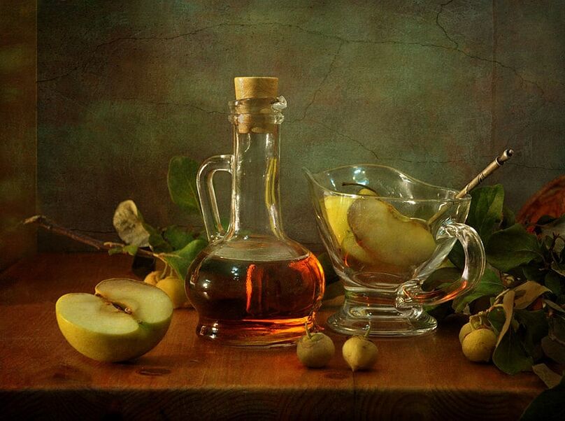 天然のリンゴ酢は、足の静脈瘤を取り除くのに役立ちます。